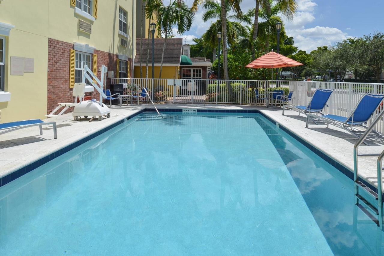 Candlewood Suites Miami Lakes By Ihg Екстериор снимка